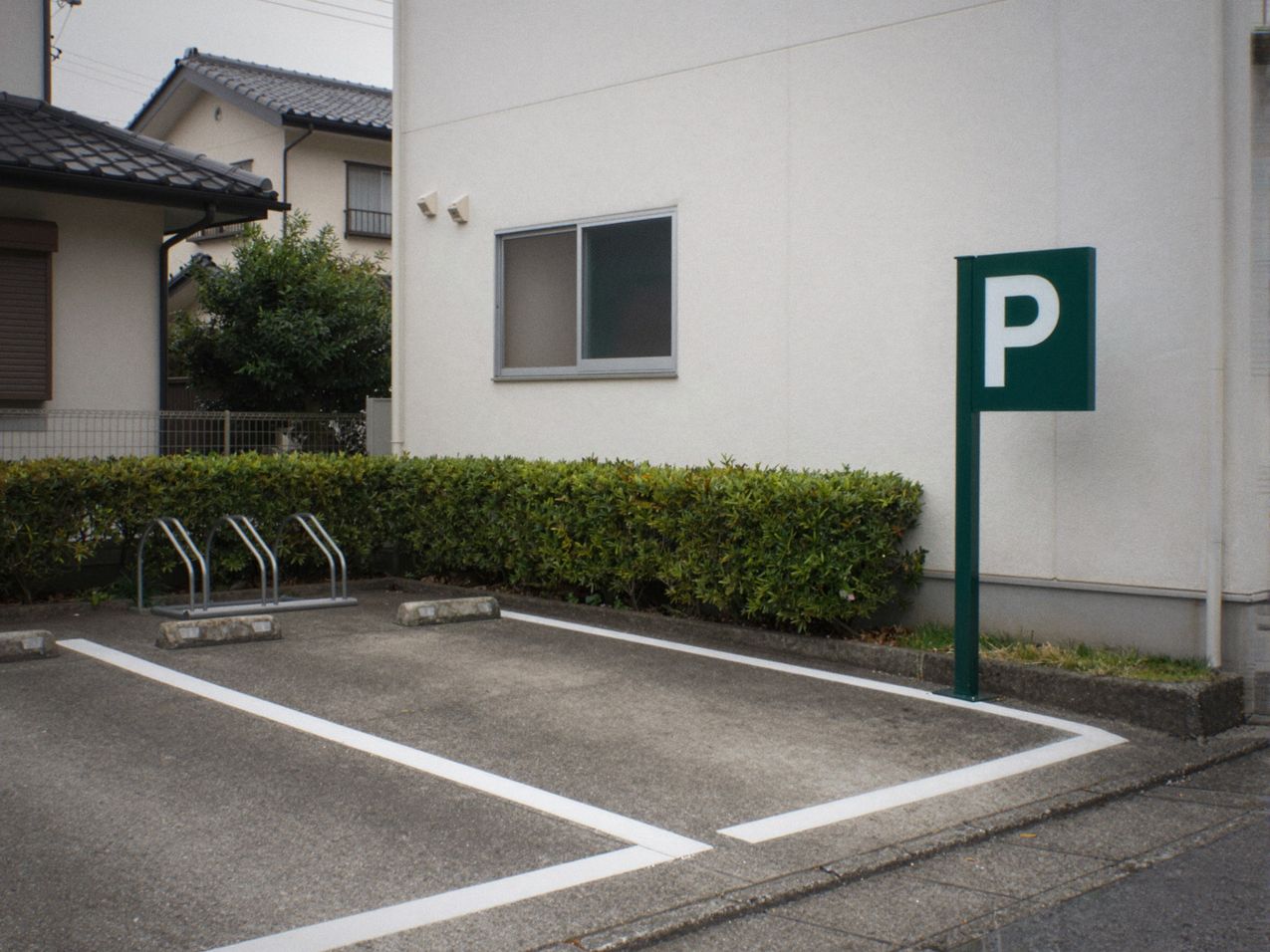 店舗横の駐車場と、P の案内看板